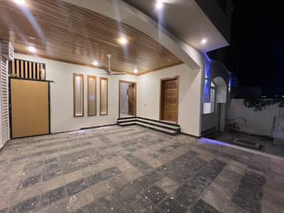 10 Marla Boulevard House For Rent 1 Unit