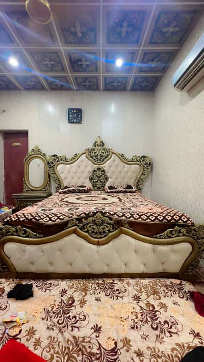 Luxury bedroom set available in reasonable price.