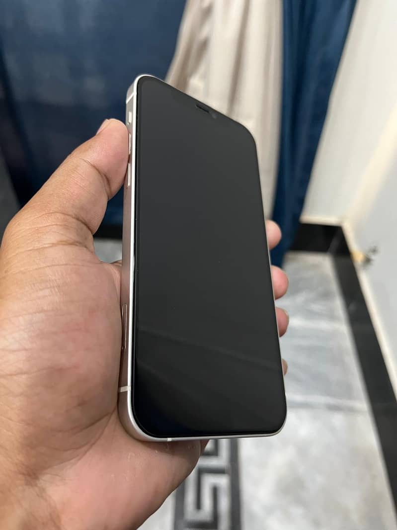 Apple iPhone 12 4