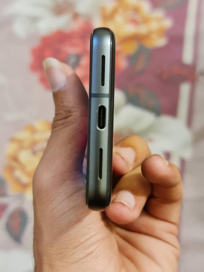 Google Pixel 8 4