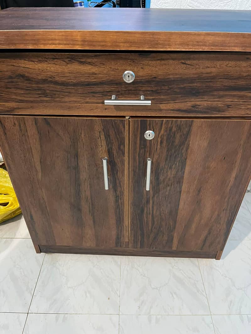 Cabinet 1