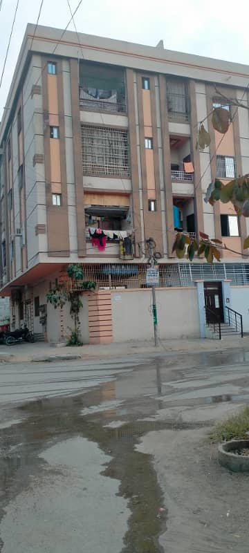 Bwhtreen deel North karachi vip sector 11A falorish corner 2bed. d. d. 3rd falor with Roof