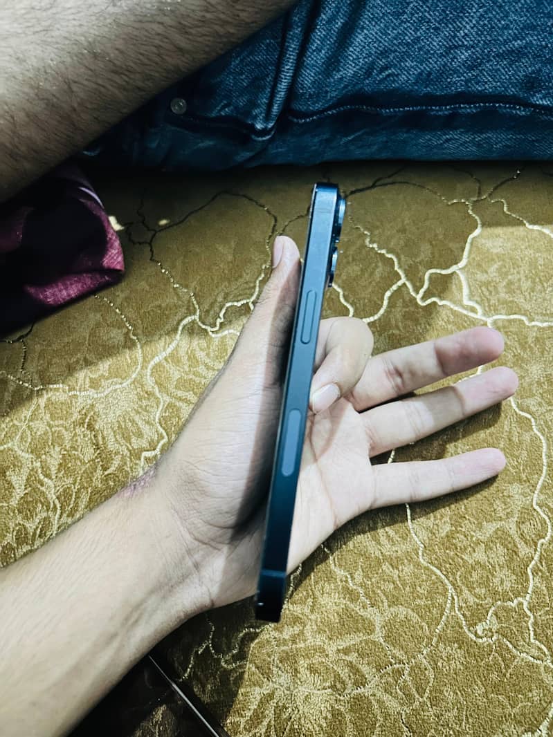 Apple iPhone 13 2