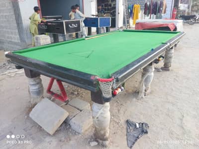 Snooker table with boll's and stick