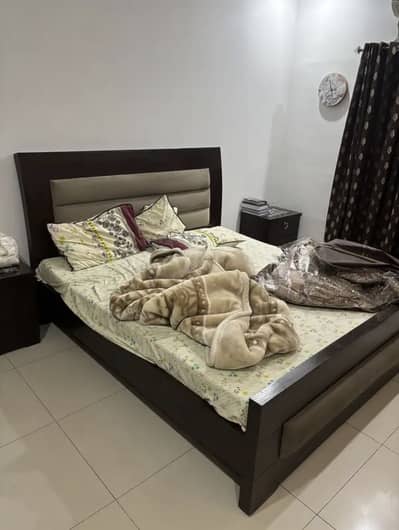 Wooden bed set with side drawers