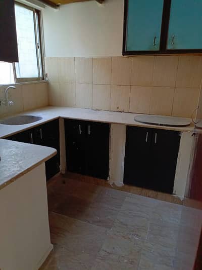 2 bed lounge flat available for sale