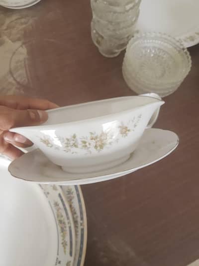Used Dinner Set Avaialable For Sale