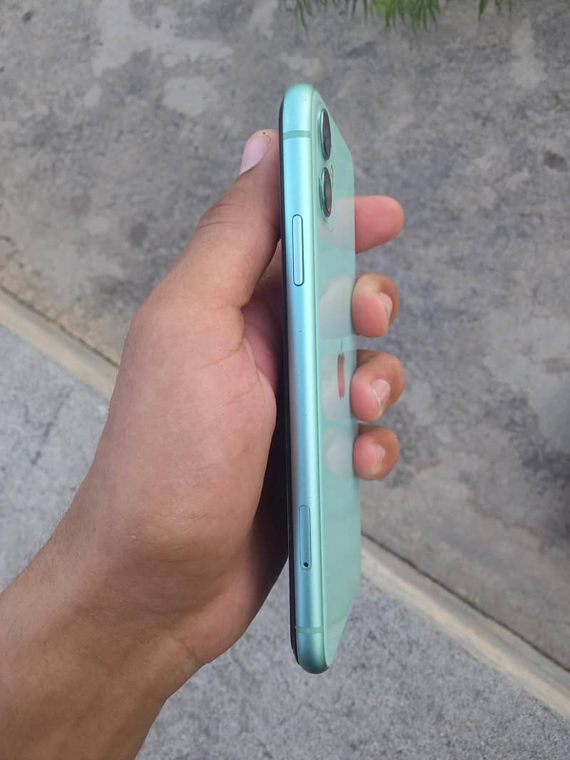 iPhone 11 4