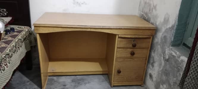 Table for sale 4*2*2.5 good condition