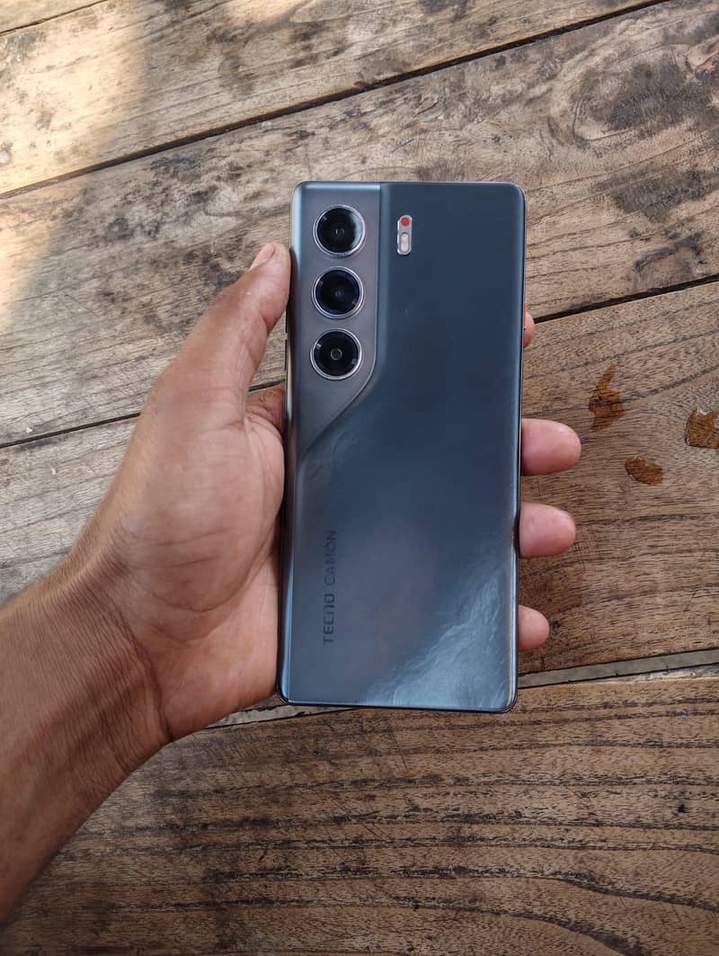 Tecno CAMON 40 Pro 1