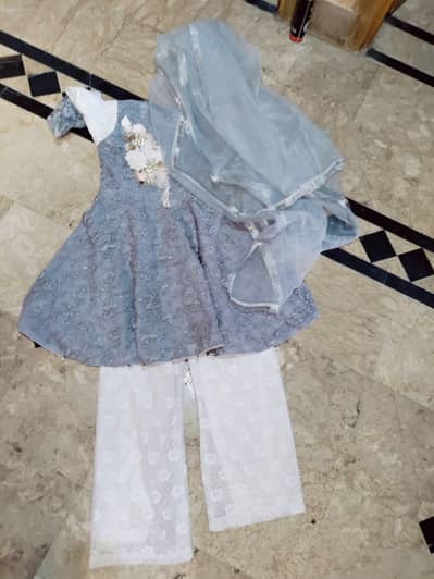 Girls Grey & White Frock – Beautiful & Stylish