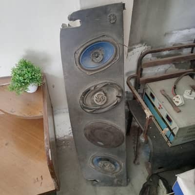 4 speakers with wooden Stand
