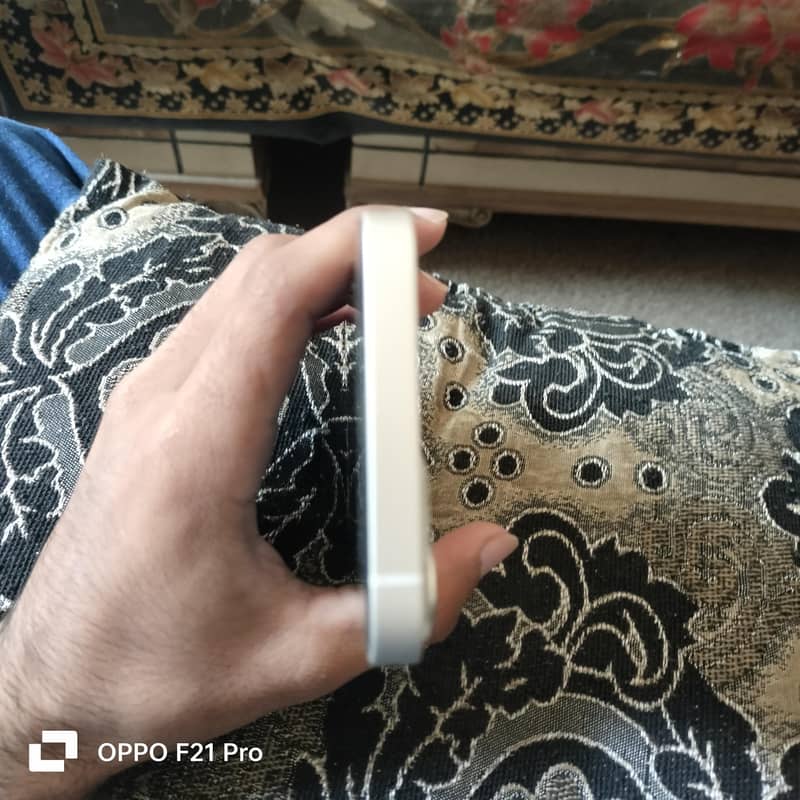 Apple iPhone 13 8