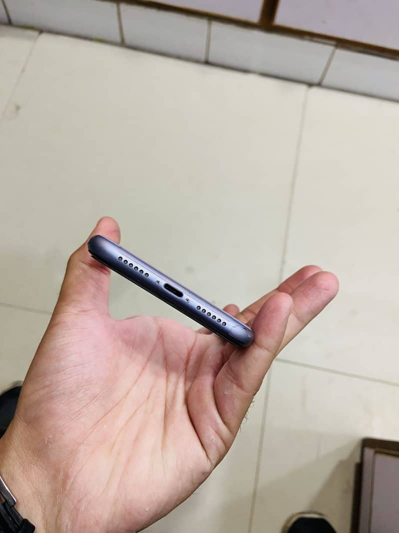 Apple iPhone 11 4