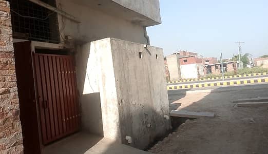 1 Marla room on rent with bathroom and small kitchen sprete entrance located on 200ft near Ferozepur gajjumate and Ferozepur road kahna nau Lahore