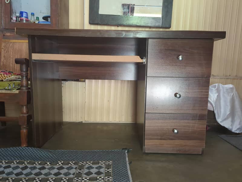 Computer table 0
