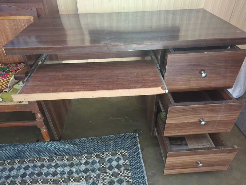 Computer table 1