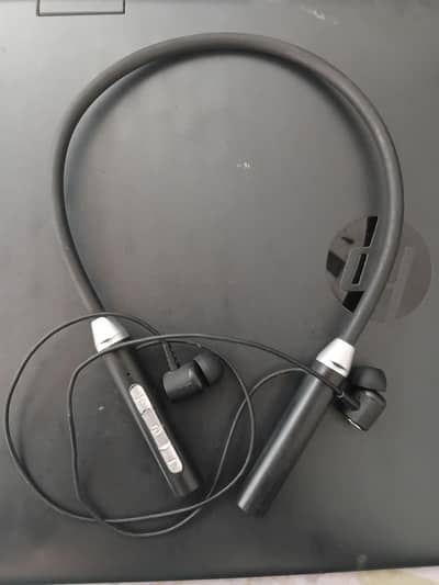 Black Headphone ||  || 4 Hrs + Timing || Wired
