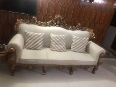 5 seater sofa 10/10 conduition solid wood
