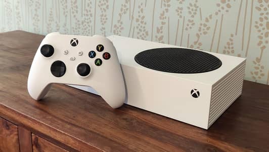 Xbox Series s with original controller with 5 games package