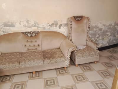5 seater sofa in gudd condition.