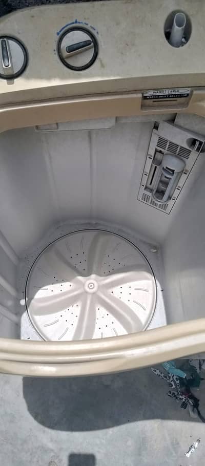 washing machine chal Rahi hai magar condition kharab hai