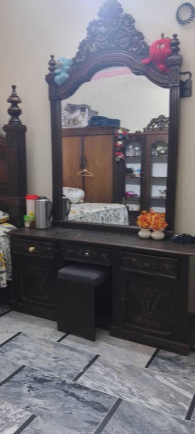 dressing table good condition