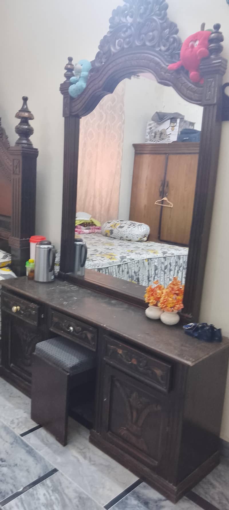 dressing table good condition 1