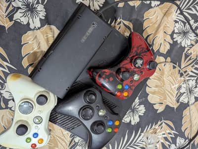 XBOX 360 JAILBREAK 9/10 CONDITION 320 GB WITH 03 CONTROLLERS FOR SALE