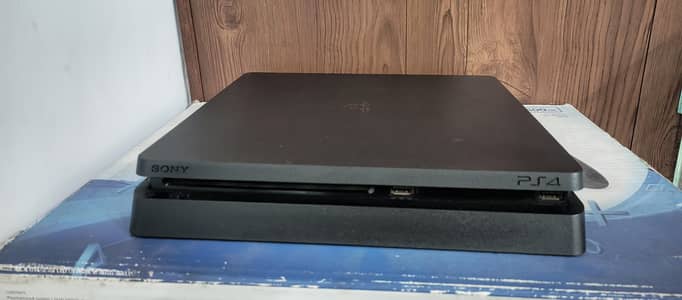 plays station 4 slim 500 GB