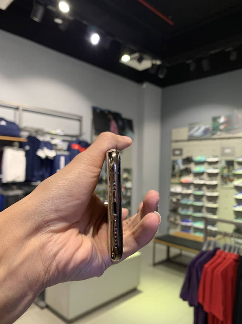 Apple iPhone XS 4