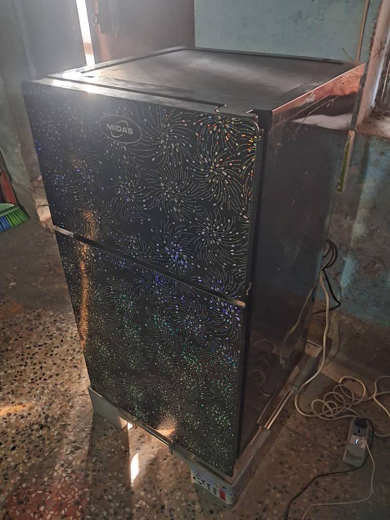 Mini fridge 0