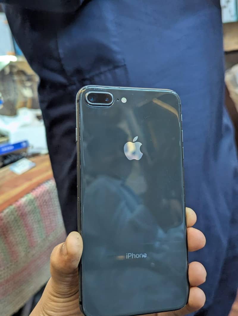 Apple iPhone 8 Plus 3