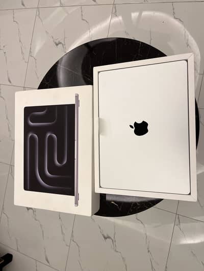 Macbook pro M5 - Brand New - 5 cycle count - 1 year warranty