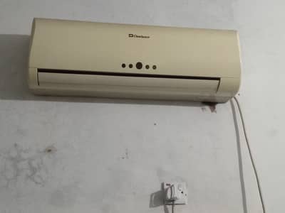 DAWLANCE 1.5 TONE AC URGENTLY SALE LOACTION LAHORE GOOD WORKING  MORE