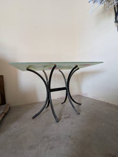 Dining table for sale in brand new condition
