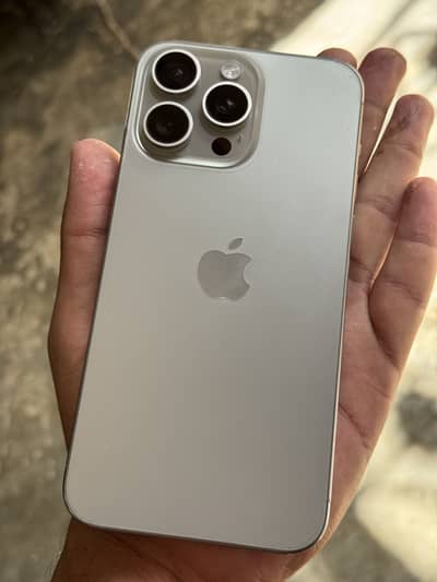 iPhone 15 Pro Max jv 256 natural titanium demanding item