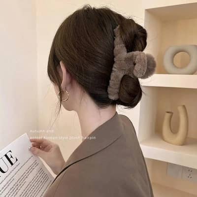 Plush Faux-Fur Large Hair Claw Clip – Cozy Winter Hair Accessory