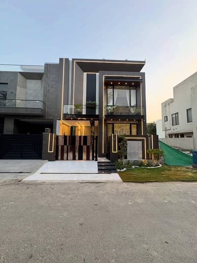 5 MARLA BRAND NEW MODERN DESIGN HOUSE FOR RENT, NEAR PARK