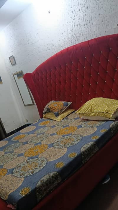 king bed with 2 sides table's