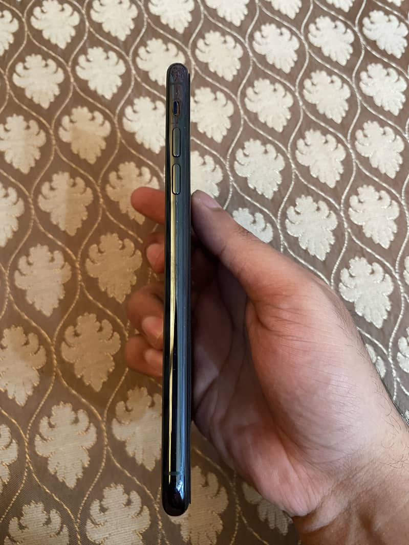 Apple iPhone 11 Pro Max 2