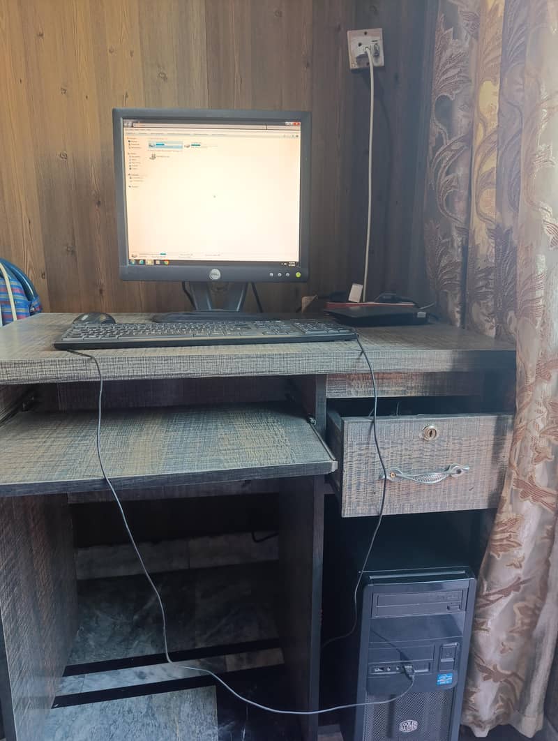 Computer table and  CPU with LCD keyboard Mouse 0