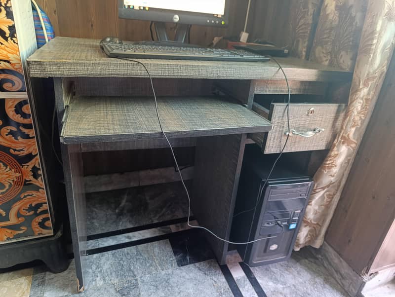 Computer table and  CPU with LCD keyboard Mouse 3