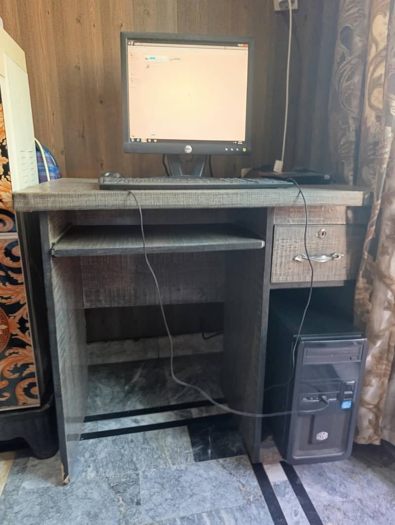 Computer table and  CPU with LCD keyboard Mouse 4