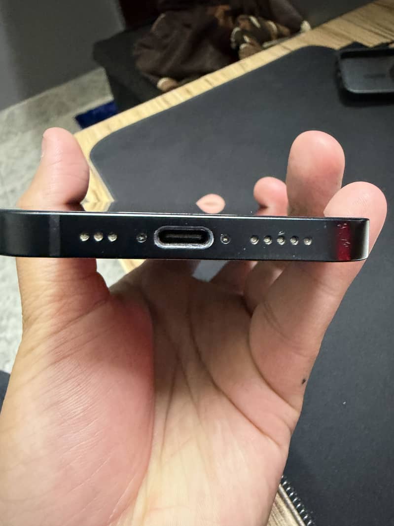 Apple iPhone 16e 2