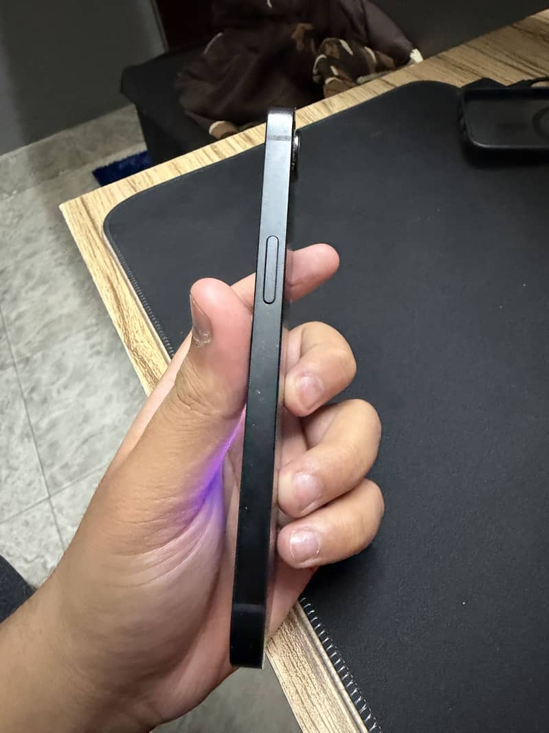 Apple iPhone 16e 5