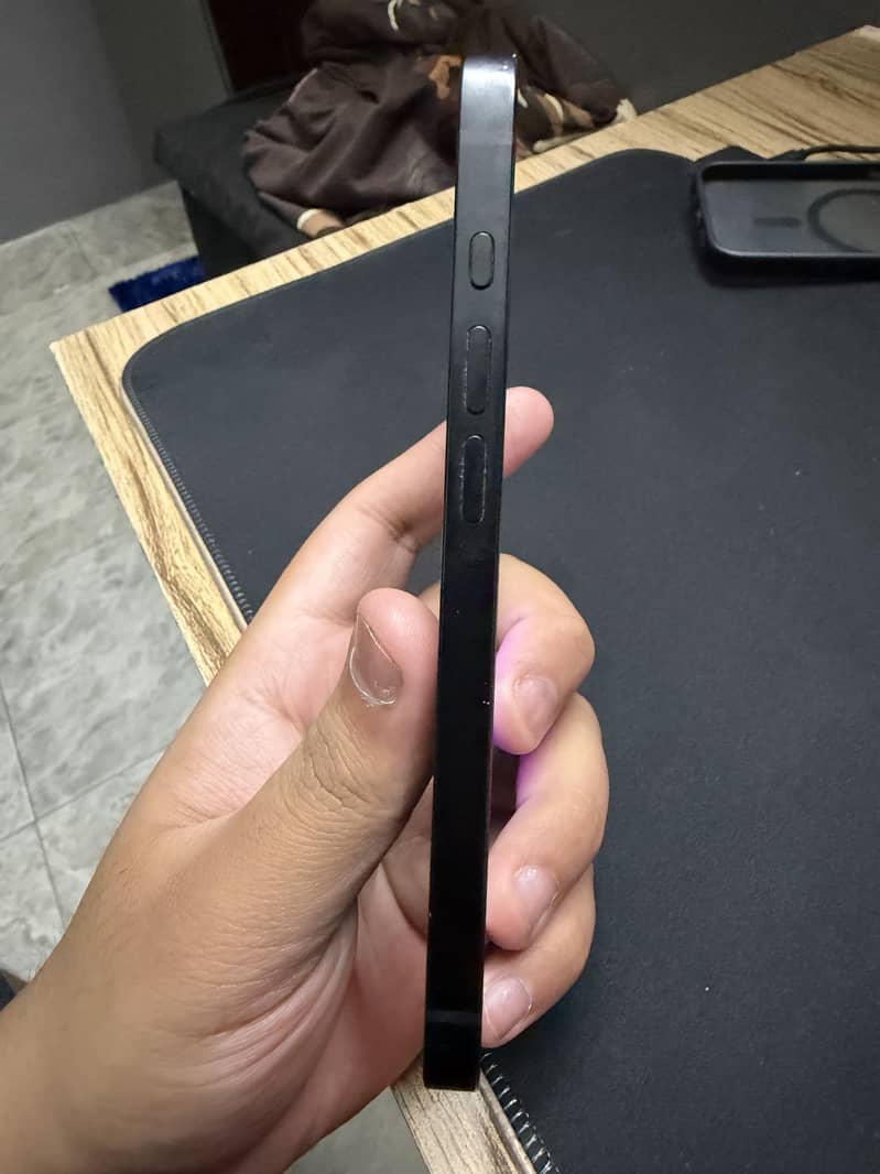 Apple iPhone 16e 6