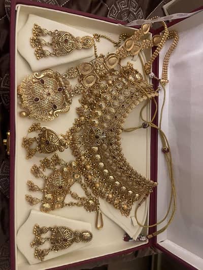CASTED BRIDAL JEWELLERY SET AVAILABLE FOR SALE REASONABLE PRICE 1 CART