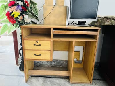 Computer table