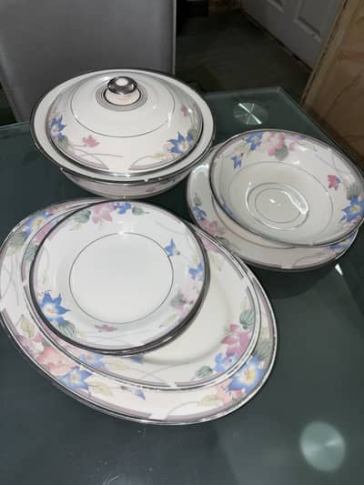 Bone china dinner set